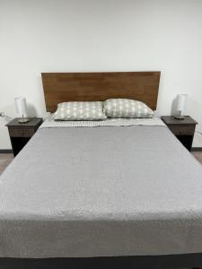 Postel nebo postele na pokoji v ubytování Angol Suite