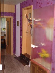 a room with a purple wall and a door at Uns Oellernhuus in Ostseebad Karlshagen