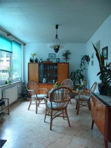 a living room with a dining table and chairs at Uns Oellernhuus in Ostseebad Karlshagen