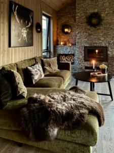 ein Wohnzimmer mit zwei Sofas und einem Tisch in der Unterkunft Brand new cabin on the sunny side of Gaustatoppen with a beautiful view in Tuddal