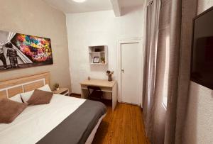 潘普洛纳Apartamento Camino Catedral Pamplona的一间带床和书桌的小卧室