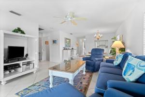 un soggiorno con divani blu e TV di Whitney Beach #132 a Whitney Beach