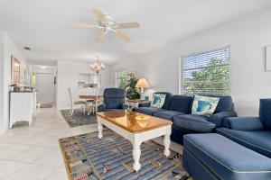 un soggiorno con un divano blu e un tavolo di Whitney Beach #132 a Whitney Beach