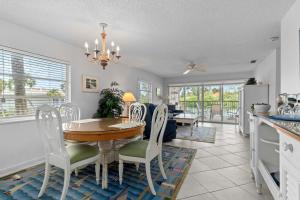 una cucina e una sala da pranzo con tavolo e sedie di Whitney Beach #132 a Whitney Beach Altre 26 foto