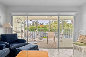 un soggiorno con un divano e un tavolo di Whitney Beach #132 a Whitney Beach