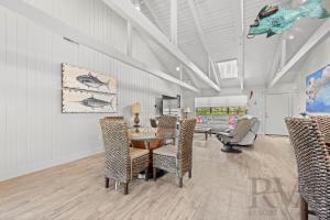een eetkamer met een tafel en stoelen bij Lyons Lane in Whitney Beach