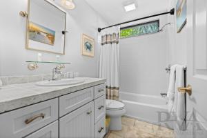 een badkamer met een wastafel, een toilet en een douche bij Lyons Lane in Whitney Beach