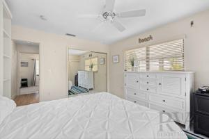 een slaapkamer met een groot wit bed en een dressoir bij Lyons Lane in Whitney Beach +24 foto's