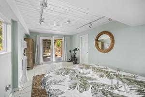een slaapkamer met een groot bed en een spiegel bij Lyons Lane in Whitney Beach