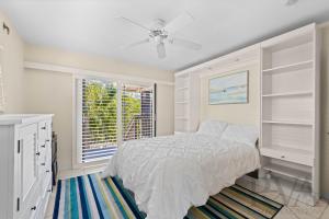 een witte slaapkamer met een bed en een raam bij Lyons Lane in Whitney Beach