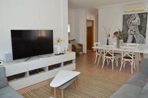 ein Wohnzimmer mit einem TV und einem Esszimmer in der Unterkunft Ferienhaus mit Privatpool für 8 Personen ca 146 m in Estrella de Mar, Murcia Costa Calida in Los Urrutias + 32 Fotos