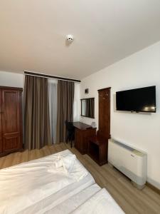 Μια τηλεόραση ή/και κέντρο ψυχαγωγίας στο Hotel Aris