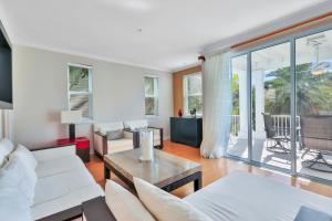 een woonkamer met een bank en een tafel bij Aqua Bay in Longbeach