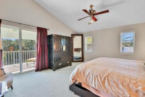 een slaapkamer met een groot bed en een balkon bij Aqua Bay in Longbeach