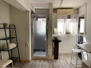 un baño con ducha y lavabo en Archangelos Studio, en Strovolos