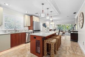 una cucina con una grande isola con sgabelli da bar di Whitney Beach #186 a Whitney Beach