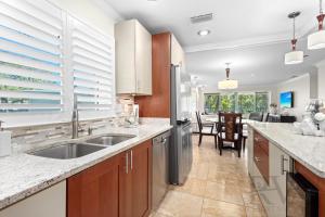 una cucina con lavandino e una sala da pranzo di Whitney Beach #186 a Whitney Beach