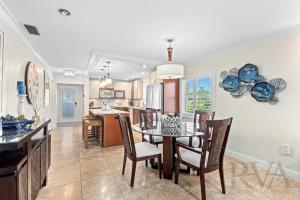 una sala da pranzo e una cucina con tavolo e sedie di Whitney Beach #186 a Whitney Beach