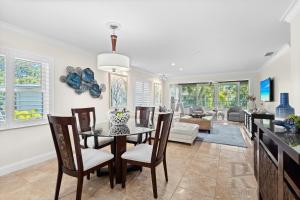 una sala da pranzo e un soggiorno con tavolo e sedie di Whitney Beach #186 a Whitney Beach Altre 12 foto