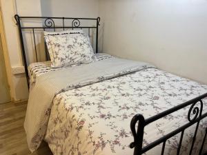 1 cama con edredón de flores y almohada en Archangelos Studio, en Strovolos 14 fotos más