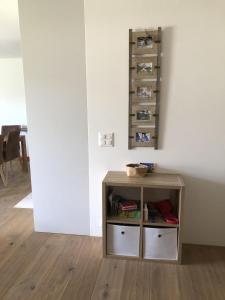 a small table in a room with a white wall at Motta Rotonda in Maloja