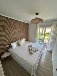 ein Schlafzimmer mit einem Bett mit einer Decke darauf in der Unterkunft ThE WHALE HOUSE in El Campello + 12 Fotos