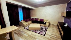 un salon avec un canapé et une table dans l'établissement Ferval Confort Craiova, à Craiova