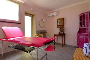 een rode eetkamer met een rode tafel en stoelen bij Suite Orchidea Seaside and Pool in La Caduta