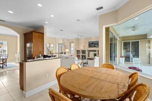 una cucina e una sala da pranzo con tavolo e sedie in legno di Marbury Lane a Sister Keys