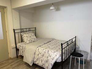 Un dormitorio con una cama, una mesa y una silla. en Archangelos Studio, en Strovolos