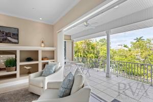 un soggiorno con mobili bianchi e un balcone di Marbury Lane a Sister Keys