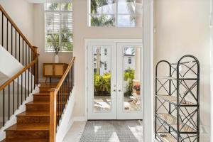 un corridoio con porta bianca e scale di Marbury Lane a Sister Keys Altre 14 foto