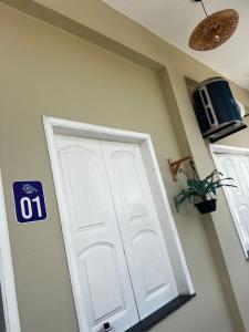 eine weiße Tür in der Ecke eines Zimmers in der Unterkunft Orla Flats - Apartamento 01 in Bragança