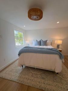 una camera da letto con un letto grande e una finestra di Casa Poinsetta a Longbeach
