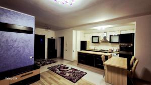 un salon avec une cuisine et une salle à manger dans l'établissement Ferval Confort Craiova, à Craiova