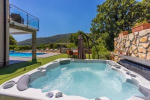 Πισίνα στο ή κοντά στο Villa Monte