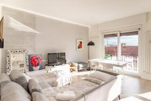 a living room with a couch and a table at La casa di Minù by Houset in Monza