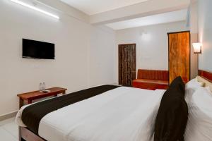 Televiisor ja/või meelelahutuskeskus majutusasutuses Hotel O Peram INN +21 fotot