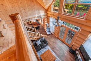 una vista sul soffitto di un soggiorno in una baita di tronchi di Fiddler Lake Resort - Bear 25 a Mille-Isles