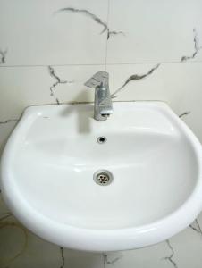 Budget Home في كوتايسي: بالوعة بيضاء مع صنبور في الحمام