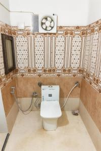 une salle de bain avec toilettes dans une chambre dans l'établissement VVIP GAJBAN Resort, à Bikaner 18 autres photos