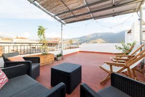 eine Terrasse mit Gartenmöbeln und Blick auf das Wasser in der Unterkunft L57 - Habitaciones en Órgiva in Órgiva