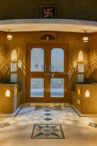 une chambre vide avec une porte et une fenêtre dans l'établissement VVIP GAJBAN Resort, à Bikaner