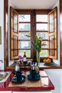 eine Küchentheke mit einem Wasserkocher und einem Fenster in der Unterkunft Loft Rural - Caserio De La Hondura in Alajeró