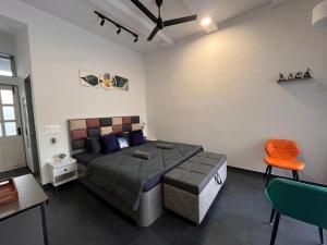 Postel nebo postele na pokoji v ubytování Casa Oceanus - Pool Facing Room - Ganpatipule