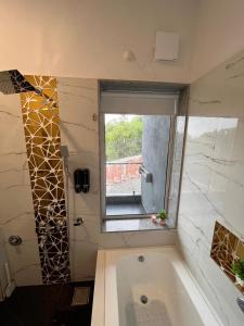 Koupelna v ubytování Casa Oceanus - Pool Facing Room - Ganpatipule