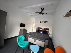 TV a/nebo společenská místnost v ubytování Casa Oceanus - Pool Facing Room - Ganpatipule + 1 fotografie