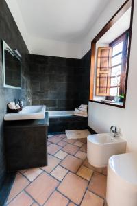 ein Badezimmer mit Toilette, Waschbecken und Badewanne in der Unterkunft Loft Rural - Caserio De La Hondura in Alajeró