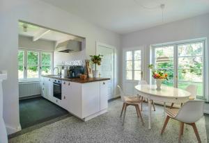 une cuisine et une salle à manger avec une table et des chaises dans l'établissement Charming Flat In Historic Country House, à Meezen