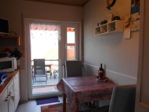 eine Küche mit Tisch und Tür zu einer Terrasse in der Unterkunft Ferienwohnung für 2 Personen ca 40 m in Diemelsee-Adorf, Hessen Nordhessen in Diemelsee